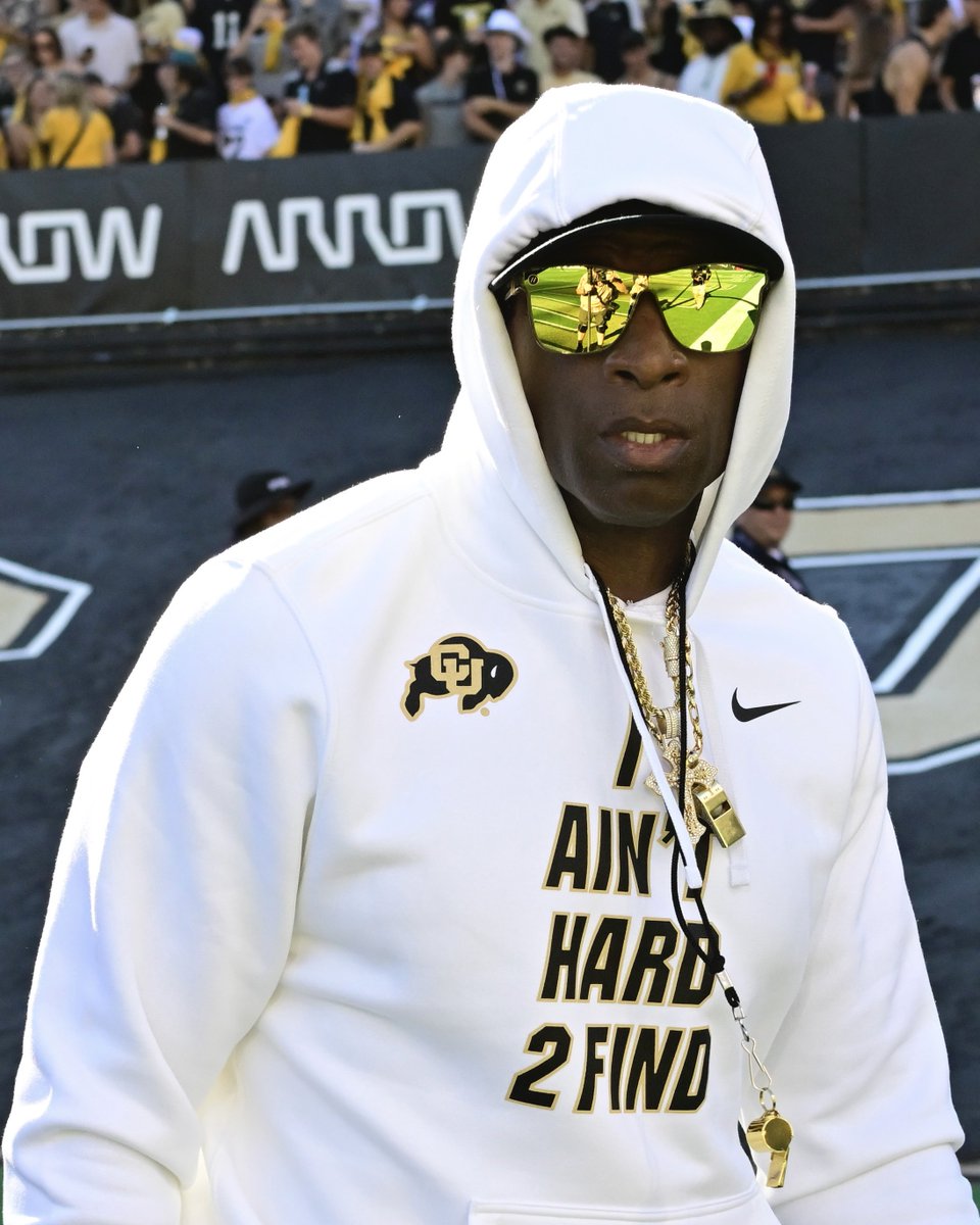 BleacherReport's tweet photo. Deion Sanders' sunglasses line with Blenders Eyewear made $1.2M in sales IN ONE DAY 🤯

Prime was recently called out by Colorado St HC Jay Norvell for wearing shades to his interviews

(h/t @JoePompliano) https://t.co/Jxz9eatHNz