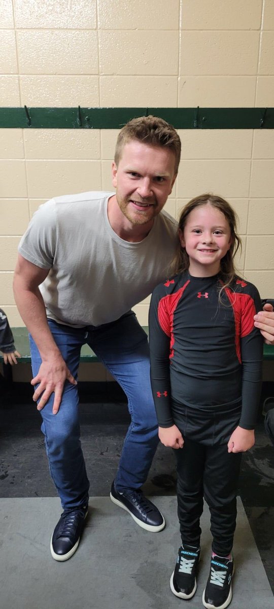 SPMHA_Predators's tweet photo. Glenn Hall had a surprise visit last weekend from a very special alumni Predator! He came to watch his nephew play and left some good memories with some of our young predators! Thank you Brett Kulak for leaving our kids with these huge smiles! GO OILERS GO!!! https://t.co/JZylwUWa2x