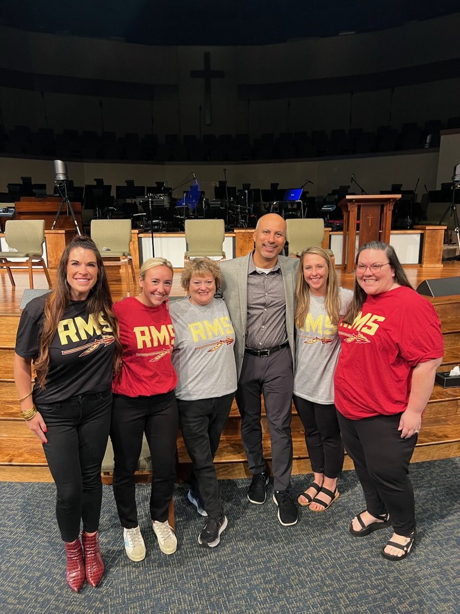 dmkbutler97's tweet photo. Love learning with our leadership team! ⁦@RuddMiddle⁩ https://t.co/LALxzelW1e