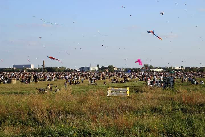 TheBerlinLive's tweet photo. Festival der Riesendrachen 2023
ein paar bildchen,aber ich muss sagen so viele menschen hab ich noch nie auf dem Feld gesehen war echt überrascht
#TempelhoferFeld #riesendrachen #stadtundland #berlin https://t.co/s2j3iFUyXq