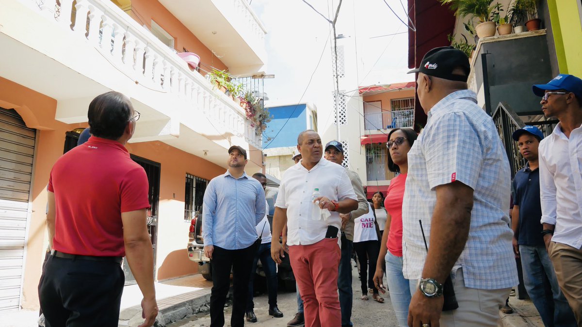 AlcaldiaSDO's tweet photo. 🚰 El alcalde @AndujarSDO visitó el KM 13 para supervisar la solución de agua potable que se realizó en esas área. Esta iniciativa ha traído agua potable a quienes más lo necesitan, mejorando la calidad de vida de los residentes de la zona. 👏🏡 

#AlcaldiaSDO #AguaParaTodos https://t.co/pxrEzM4v6g