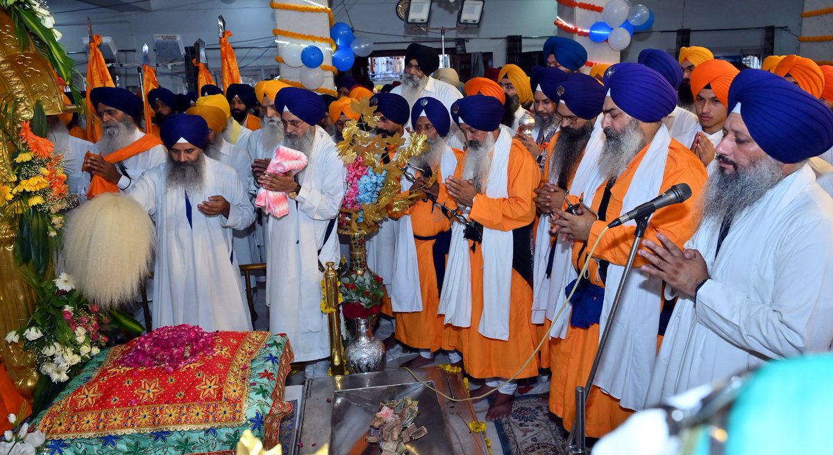 SGPCAmritsar's tweet photo. ਸੱਚਖੰਡ ਸ੍ਰੀ ਹਰਿਮੰਦਰ ਸਾਹਿਬ ਵਿਖੇ ਸ੍ਰੀ ਗੁਰੂ ਗ੍ਰੰਥ ਸਾਹਿਬ ਜੀ ਦਾ ਪਹਿਲਾ ਪ੍ਰਕਾਸ਼ ਦਿਹਾੜਾ ਮਨਾਇਆ
-ਗੁਰਦੁਆਰਾ ਸ੍ਰੀ ਰਾਮਸਰ ਸਾਹਿਬ ਤੋਂ ਸੱਚਖੰਡ ਸ੍ਰੀ ਹਰਿਮੰਦਰ ਸਾਹਿਬ ਤੱਕ ਸਜਾਇਆ ਨਗਰ ਕੀਰਤਨ
ਅੰਮ੍ਰਿਤਸਰ-
ਸ੍ਰੀ ਗੁਰੂ ਗ੍ਰੰਥ ਸਾਹਿਬ ਜੀ ਦੇ ਪਹਿਲੇ ਪ੍ਰਕਾਸ਼ ਦਿਹਾੜੇ ਮੌਕੇ ਅੱਜ ਵੱਡੀ ਗਿਣਤੀ ਸੰਗਤਾਂ ਨੇ ਸੱਚਖੰਡ ਸ੍ਰੀ ਹਰਿਮੰਦਰ ਸਾਹਿਬ ਅਤੇ ਗੁਰਦੁਆਰਾ ਸ੍ਰੀ ਰਾਮਸਰ ਸਾਹਿਬ ਵਿਖੇ ਨਤਮਸਤਕ ਹੋ ਕੇ ਸ਼ਰਧਾ ਦਾ ਪ੍ਰਗਟਾਵਾ ਕੀਤਾ। ਇਸ ਇਤਿਹਾਸਕ ਦਿਹਾੜੇ ਮੌਕੇ ਸ਼੍ਰੋਮਣੀ ਗੁਰਦੁਆਰਾ ਪ੍ਰਬੰਧਕ ਕਮੇਟੀ ਵੱਲੋਂ ਵੱਖ-ਵੱਖ ਸਮਾਗਮ ਕੀਤੇ ਗਏ। ਜਿਥੇ ਬੀਤੇ ਕਈ ਦਿਨਾਂ ਤੋਂ ਸ੍ਰੀ ਅੰਮ੍ਰਿਤਸਰ ਸ਼ਹਿਰ ਅੰਦਰ ਜੀਵਨ ਜੁਗਤਿ ਸਮਾਗਮਾਂ ਦੀ ਲੜੀ ਚਲਾਈ ਗਈ, ਉਥੇ ਹੀ ਅੱਜ ਗੁਰਦੁਆਰਾ ਸ੍ਰੀ ਰਾਮਸਰ ਸਾਹਿਬ ਤੋਂ ਸੱਚਖੰਡ ਸ੍ਰੀ ਹਰਿਮੰਦਰ ਸਾਹਿਬ ਤੱਕ ਵਿਸ਼ਾਲ ਨਗਰ ਕੀਰਤਨ ਸਜਾਇਆ ਗਿਆ। ਸ੍ਰੀ ਗੁਰੂ ਗ੍ਰੰਥ ਸਾਹਿਬ ਜੀ ਦੀ ਛਤਰ ਛਾਇਆ ਅਤੇ ਪੰਜ ਪਿਆਰਿਆਂ ਦੀ ਅਗਵਾਈ ਵਿਚ ਸਜਾਏ ਗਏ ਇਸ ਨਗਰ ਕੀਰਤਨ ਦੀ ਰਵਾਨਗੀ ਸਮੇਂ ਸੱਚਖੰਡ ਸ੍ਰੀ ਹਰਿਮੰਦਰ ਸਾਹਿਬ ਦੇ ਮੁੱਖ ਗ੍ਰੰਥੀ ਤੇ ਸ੍ਰੀ ਅਕਾਲ ਤਖ਼ਤ ਸਾਹਿਬ ਦੇ ਜਥੇਦਾਰ ਗਿਆਨੀ ਰਘਬੀਰ ਸਿੰਘ ਤੇ ਸ਼੍ਰੋਮਣੀ ਕਮੇਟੀ ਦੇ ਪ੍ਰਧਾਨ ਐਡਵੋਕੇਟ ਹਰਜਿੰਦਰ ਸਿੰਘ ਧਾਮੀ ਨੇ ਪੰਜ ਪਿਆਰਿਆਂ, ਨਿਸ਼ਾਨਚੀ ਤੇ ਨਗਾਰਚੀ ਸਿੰਘਾਂ ਨੂੰ ਸਿਰੋਪਾਓ ਦੇ ਕੇ ਸਤਿਕਾਰ ਦਿੱਤਾ। ਇਸ ਮੌਕੇ ਵੱਡੀ ਗਿਣਤੀ ਵਿਚ ਪੰਥਕ ਸ਼ਖ਼ਸੀਅਤਾਂ ਅਤੇ ਸੰਗਤਾਂ ਪੁੱਜੀਆਂ ਹੋਈਆਂ ਸਨ।
ਨਗਰ ਕੀਰਤਨ ਦੀ ਆਰੰਭਤਾ ਤੋਂ ਪਹਿਲਾਂ ਸ੍ਰੀ ਅਖੰਡ ਪਾਠ ਸਾਹਿਬ ਦੇ ਭੋਗ ਪਾਏ ਗਏ ਅਤੇ ਰਾਗੀ ਜਥਿਆਂ ਨੇ ਗੁਰਬਾਣੀ ਕੀਰਤਨ ਕੀਤਾ। ਇਸ ਮੌਕੇ ਸਿੰਘ ਸਾਹਿਬ ਗਿਆਨੀ ਰਘਬੀਰ ਸਿੰਘ ਨੇ ਸੰਗਤਾਂ ਨੂੰ ਪਹਿਲੇ ਪ੍ਰਕਾਸ਼ ਦਿਹਾੜੇ ਦੀ ਵਧਾਈ ਦਿੰਦਿਆਂ ਕਿਹਾ ਕਿ ਸ੍ਰੀ ਗੁਰੂ ਗ੍ਰੰਥ ਸਾਹਿਬ ਸਿੱਖਾਂ ਦੇ ਇਸ਼ਟ ਹਨ ਅਤੇ ਹਰ ਸਿੱਖ ਦਾ ਫ਼ਰਜ਼ ਹੈ ਕਿ ਉਹ ਪਾਵਨ ਗੁਰਬਾਣੀ ਵੱਲੋਂ ਦਰਸਾਏ ਮਾਰਗ ’ਤੇ ਚੱਲ ਕੇ ਜੀਵਨ ਬਤੀਤ ਕਰੇ। ਉਨ੍ਹਾਂ ਕਿਹਾ ਕਿ ਪੰਜਵੇਂ ਪਾਤਸ਼ਾਹ ਸ੍ਰੀ ਗੁਰੂ ਅਰਜਨ ਦੇਵ ਜੀ ਦੇ ਆਪਣੇ ਹੱਥੀਂ ਸੰਨ 1604 ਵਿਚ ਸ੍ਰੀ ਗੁਰੂ ਗ੍ਰੰਥ ਸਾਹਿਬ ਜੀ ਦੀ ਸੰਪਾਦਨਾ ਕਰ ਕੇ ਪਹਿਲਾ ਪ੍ਰਕਾਸ਼ ਸੱਚਖੰਡ ਸ੍ਰੀ ਹਰਿਮੰਦਰ ਸਾਹਿਬ ਵਿਖੇ ਕੀਤਾ। ਇਸੇ ਦਿਨ ਪੰਜਵੇਂ ਪਾਤਸ਼ਾਹ ਸ੍ਰੀ ਗੁਰੂ ਅਰਜਨ ਦੇਵ ਜੀ ਨੇ ਬਾਬਾ ਬੁੱਢਾ ਜੀ ਨੂੰ ਪਹਿਲੇ ਗ੍ਰੰਥੀ ਥਾਪ ਕੇ ਸੇਵਾ ਸੰਭਾਲ ਦੀਆਂ ਸੇਵਾਵਾਂ ਦਿੱਤੀਆਂ, ਜਿਸ ਨਾਲ ਗ੍ਰੰਥੀ ਪ੍ਰੰਪਰਾ ਦੀ ਆਰੰਭਤਾ ਵੀ ਹੋਈ। ਜਥੇਦਾਰ ਗਿਆਨੀ ਰਘਬੀਰ ਸਿੰਘ ਨੇ ਕਿਹਾ ਕਿ ਗੁਰੂ ਕਾਲ ਤੋਂ ਲੈ ਕੇ ਅੱਜ ਤੱਕ ਪਹਿਲੇ ਪ੍ਰਕਾਸ਼ ਦਿਹਾੜੇ ਮੌਕੇ ਵੱਡੀ ਗਿਣਤੀ ਸੰਗਤਾਂ ਇਕੱਤਰ ਹੁੰਦੀਆਂ ਹਨ ਅਤੇ ਆਪਣੇ ਇਸਟ ਪਾਵਨ ਸ੍ਰੀ ਗੁਰੂ ਗ੍ਰੰਥ ਸਾਹਿਬ ਜੀ ਨੂੰ ਸ਼ਰਧਾ ਤੇ ਸਤਿਕਾਰ ਭੇਟ ਕਰਦੀਆਂ ਹਨ। ਉਨ੍ਹਾਂ ਸੰਗਤਾਂ ਨੂੰ ਪ੍ਰੇਰਣਾ ਕੀਤੀ ਕਿ ਉਹ ਸ੍ਰੀ ਗੁਰੂ ਗ੍ਰੰਥ ਸਾਹਿਬ ਜੀ ਦੀ ਪਾਵਨ ਗੁਰਬਾਣੀ ਨੂੰ ਆਪਣੇ ਜੀਵਨ ਵਿਚ ਢਾਲ ਕੇ ਗੁਰਮਤਿ ਰਹਿਣੀ ਅਨੁਸਾਰ ਜੀਵਨ ਬਤੀਤ ਕਰਨ। 
ਨਗਰ ਕੀਰਤਨ ਸਮੇਂ ਸਿੱਖ ਨੌਜੁਆਨਾਂ ਵੱਲੋਂ ਗਤਕਾ ਪ੍ਰਦਰਸ਼ਨ ਦੇ ਨਾਲ-ਨਾਲ ਸ਼ਬਦੀ ਜਥਿਆਂ ਨੇ ਸ਼ਬਦ ਗਾਇਨ ਕਰਕੇ ਸ਼ਰਧਾ ਦਾ ਪ੍ਰਗਟਾਵਾ ਕੀਤਾ। ਇਸੇ ਦੌਰਾਨ ਵੱਖ-ਵੱਖ ਥਾਵਾਂ ’ਤੇ ਸ਼ਰਧਾਲੂਆਂ ਵੱਲੋਂ ਵੱਖ-ਵੱਖ ਪਕਵਾਨਾਂ ਦੇ ਲੰਗਰ ਵੀ ਲਗਾਏ ਗਏ। ਨਗਰ ਕੀਰਤਨ ਦੌਰਾਨ ਸ਼੍ਰੋਮਣੀ ਕਮੇਟੀ ਦੇ ਜਰਨਲ ਸਕੱਤਰ ਭਾਈ ਗੁਰਚਰਨ ਸਿੰਘ ਗਰੇਵਾਲ, ਅੰਤ੍ਰਿੰਗ ਕਮੇਟੀ ਮੈਂਬਰ ਸ. ਸੁਰਜੀਤ ਸਿੰਘ ਤੁਗਲਵਾਲ, ਬੀਬੀ ਗੁਰਿੰਦਰ ਕੌਰ ਭੋਲੂਵਾਲਾ, ਸਾਬਕਾ ਸੀਨੀਅਰ ਮੀਤ ਪ੍ਰਧਾਨ ਭਾਈ ਰਾਜਿੰਦਰ ਸਿੰਘ ਮਹਿਤਾ ਤੇ ਸ. ਸੁਰਜੀਤ ਸਿੰਘ ਭਿੱਟੇਵੱਡ, ਮੈਂਬਰ ਭਾਈ ਅਜਾਇਬ ਸਿੰਘ ਅਭਿਆਸੀ, ਐਡਵੋਕੇਟ ਭਗਵੰਤ ਸਿੰਘ ਸਿਆਲਕਾ, ਸ. ਗੁਰਬਚਨ ਸਿੰਘ ਕਰਮੂੰਵਾਲਾ, ਸ. ਗੁਰਮੀਤ ਸਿੰਘ ਬੂਹ, ਸ. ਨਵਤੇਜ ਸਿੰਘ ਕਾਉਣੀ, ਅਕਾਲੀ ਆਗੂ ਸ. ਤਲਬੀਰ ਸਿੰਘ ਗਿੱਲ, ਡੀਸੀਪੀ ਸ. ਪ੍ਰਮਿੰਦਰ ਸਿੰਘ ਭੰਡਾਲ, ਸ. ਫੈਡਰੇਸ਼ਨ ਆਗੂ ਸ. ਅਮਰਬੀਰ ਸਿੰਘ ਢੋਟ, ਸ਼੍ਰੋਮਣੀ ਕਮੇਟੀ ਦੇ ਸਕੱਤਰ ਸ. ਪ੍ਰਤਾਪ ਸਿੰਘ, ਓਐਸਡੀ ਸ. ਸਤਬੀਰ ਸਿੰਘ ਧਾਮੀ, ਵਧੀਕ ਸਕੱਤਰ ਸ. ਕੁਲਵਿੰਦਰ ਸਿੰਘ ਰਮਦਾਸ, ਸ. ਬਲਵਿੰਦਰ ਸਿੰਘ ਕਾਹਲਵਾਂ, ਸ. ਬਿਜੈ ਸਿੰਘ, ਸ੍ਰੀ ਦਰਬਾਰ ਸਾਹਿਬ ਦੇ ਮੈਨੇਜਰ ਸ. ਭਗਵੰਤ ਸਿੰਘ ਧੰਗੇੜਾ, ਮੀਤ ਸਕੱਤਰ ਸ. ਗੁਰਚਰਨ ਸਿੰਘ ਕੁਹਾਲਾ, ਸ. ਗੁਰਨਾਮ ਸਿੰਘ, ਸ. ਮਨਜੀਤ ਸਿੰਘ ਕਾਦੀਆਂ, ਸੁਪ੍ਰਿੰਟੈਂਡੈਂਟ ਸ. ਮਲਕੀਤ ਸਿੰਘ ਬਹਿੜਵਾਲ, ਸਮੇਤ ਵੱਖ-ਵੱਖ ਸਭਾ ਸੁਸਾਇਟੀਆਂ ਦੇ ਨੁਮਾਇੰਦੇ ਅਤੇ ਸੰਗਤਾਂ ਨੇ ਹਾਜ਼ਰੀ ਭਰੀ।

ਸੱਚਖੰਡ ਸ੍ਰੀ ਹਰਿਮੰਦਰ ਸਾਹਿਬ ਵਿਖੇ ਸਜੇ ਜਲੌ

ਸ੍ਰੀ ਗੁਰੂ ਗ੍ਰੰਥ ਸਾਹਿਬ ਜੀ ਦੇ ਪਹਿਲੇ ਪ੍ਰਕਾਸ਼ ਦਿਹਾੜੇ ਮੌਕੇ ਸੱਚਖੰਡ ਸ੍ਰੀ ਹਰਿਮੰਦਰ ਸਾਹਿਬ, ਸ੍ਰੀ ਅਕਾਲ ਤਖ਼ਤ ਸਾਹਿਬ ਅਤੇ ਬਾਬਾ ਅਟੱਲ ਰਾਇ ਸਾਹਿਬ ਵਿਖੇ ਅਲੌਕਿਕ ਜਲੌ ਸਜਾਏ ਗਏ। ਇਸ ਦੇ ਨਾਲ ਹੀ ਸੱਚਖੰਡ ਸ੍ਰੀ ਹਰਿਮੰਦਰ ਸਾਹਿਬ ਵਿਖੇ ਰੰਗ-ਬਿਰੰਗੇ ਫੁੱਲਾਂ ਦੀ ਸਜਾਵਟ ਵੀ ਖਿੱਚ ਦਾ ਕੇਂਦਰ ਰਹੀ। ਸੱਚਖੰਡ ਸ੍ਰੀ ਹਰਿਮੰਦਰ ਸਾਹਿਬ ਅਤੇ ਗੁਰਦੁਆਰਾ ਸ੍ਰੀ ਰਾਮਸਰ ਸਾਹਿਬ ਸਮੇਤ ਵੱਖ-ਵੱਖ ਧਾਰਮਿਕ ਅਸਥਾਨਾਂ ਨੂੰ ਦੀਪਮਾਲਾ ਨਾਲ ਸਜਾਇਆ ਗਿਆ। ਪ੍ਰਕਾਸ਼ ਪੁਰਬ ਨੂੰ ਸਮਰਪਿਤ ਗੁਰਦੁਆਰਾ ਸ੍ਰੀ ਮੰਜੀ ਸਾਹਿਬ ਦੀਵਾਨ ਹਾਲ ਵਿਖੇ ਸਜਾਏ ਗੁਰਮਤਿ ਸਮਾਗਮ ਅੰਦਰ ਰਾਗੀ, ਢਾਡੀ ਅਤੇ ਕਵੀਸ਼ਰ ਜਥਿਆਂ ਨੇ ਸੰਗਤ ਨੂੰ ਗੁਰੂ ਜਸ ਨਾਲ ਜੋੜਿਆ।
ਪਹਿਲੇ ਪ੍ਰਕਾਸ਼ ਪੁਰਬ ਮੌਕੇ ਸਮਾਗਮਾਂ ’ਚ ਪੁੱਜੇ ਸ਼੍ਰੋਮਣੀ ਕਮੇਟੀ ਦੇ ਪ੍ਰਧਾਨ ਐਡਵੋਕੇਟ ਹਰਜਿੰਦਰ ਸਿੰਘ ਧਾਮੀ ਨੇ ਸੰਗਤ ਨੂੰ ਇਸ ਪਾਵਨ ਦਿਹਾੜੇ ਦੀ ਵਧਾਈ ਦਿੰਦਿਆਂ ਗੁਰਮਤਿ ਰਹਿਣੀ ਨੂੰ ਜੀਵਨ ਦਾ ਹਿੱਸਾ ਬਣਾਉਣ ਦੀ ਅਪੀਲ ਕੀਤੀ। ਉਨ੍ਹਾਂ ਕਿਹਾ ਕਿ ਗੁਰਬਾਣੀ ਮਨੁੱਖ ਦੀਆਂ ਹਰ ਤਰ੍ਹਾਂ ਦੀਆਂ ਸਮੱਸਿਆਵਾਂ ਦਾ ਹੱਲ ਸੁਝਾਉਂਦੀ ਹੈ ਅਤੇ ਹਰ ਪ੍ਰਾਣੀ ਮਾਤਰ ਦੇ ਜੀਵਨ ਨੂੰ ਸੁਖਦਾਈ ਬਣਾਉਣ ਲਈ ਇਕ ਅਹਿਮ ਮਾਰਗ ਹੈ। ਸ਼੍ਰੋਮਣੀ ਕਮੇਟੀ ਪ੍ਰਧਾਨ ਨੇ ਗੁਰਬਾਣੀ ਦੀਆਂ ਮੁੱਲਵਾਨ ਕਦਰਾਂ-ਕੀਮਤਾਂ ’ਤੇ ਪਹਿਰਾ ਦੇਣ ਦੀ ਪ੍ਰੇਰਣਾ ਕੀਤੀ।