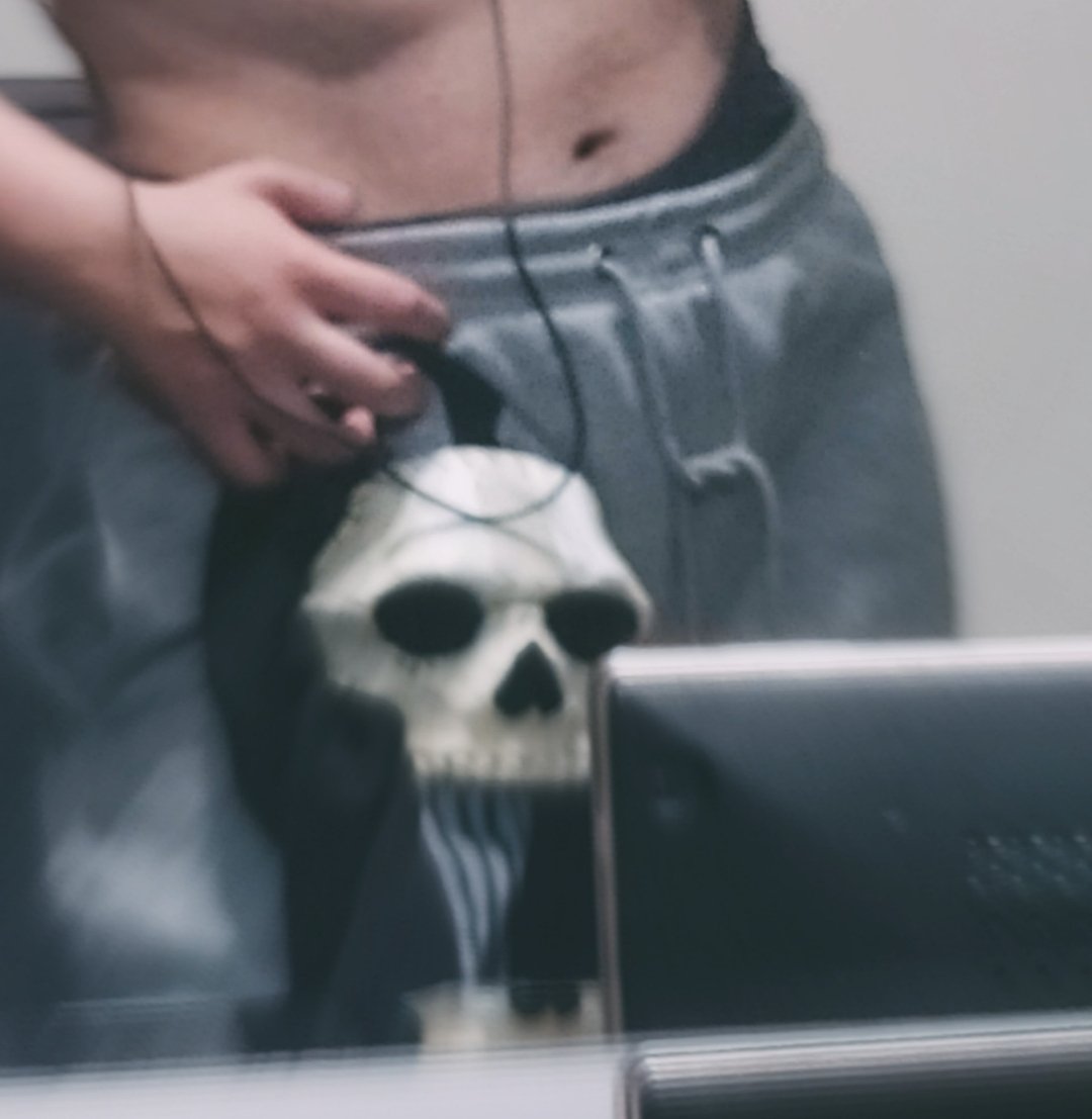 sasfalcon's tweet photo. Finished my new Ghost mask. Opinions welcome https://t.co/zH4eWRK6Cf