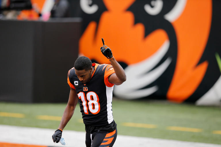 A.J. Green signed a one-day contract on Saturday in order to officially retire as a member of the Bengals
#WhoDey 

Congrats @ajgreen_18 

- 727 Receptions 
- 10,514 Yards 
- 14.5 YPR 
- 70 TDs 
- 7 X Pro Bowl