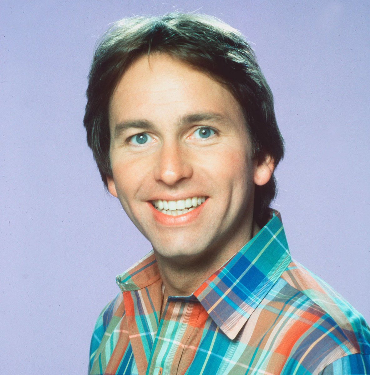 NLCarolynMuse's tweet photo. Remembering film/stage/television/voice actor John Ritter, who was born #OTD (September 17th) in 1948.  #TheWaltons #ThreesCompany #TheyAllLaughed #ThreesaCrowd #Hooperman #SkinDeep #ProblemChild #AnythingButLove #HeartsAfire #NoisesOff #CliffordtheBigRedDog #8SimpleRules https://t.co/poStJLqNAW
