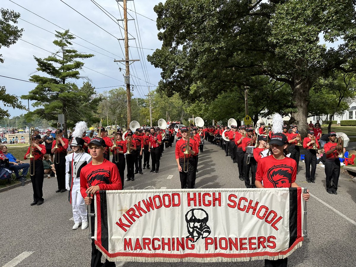 It’s was great day for a parade! #pioneerpride #greentreeparade <a href="/kwoodschools/">Kirkwood School Dist</a> <a href="/KirkwoodHS/">Kirkwood High School</a>