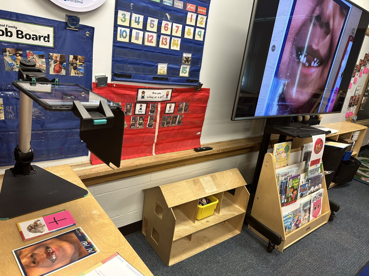 NKCEarlyed's tweet photo. Preschool teachers @NKCSchools use Sound Walls to help students understand how different sounds are formed. @NKCEarlyed #GROWINGtogether @ChouteauSchool #soundwall https://t.co/Qd0H5ExsB2