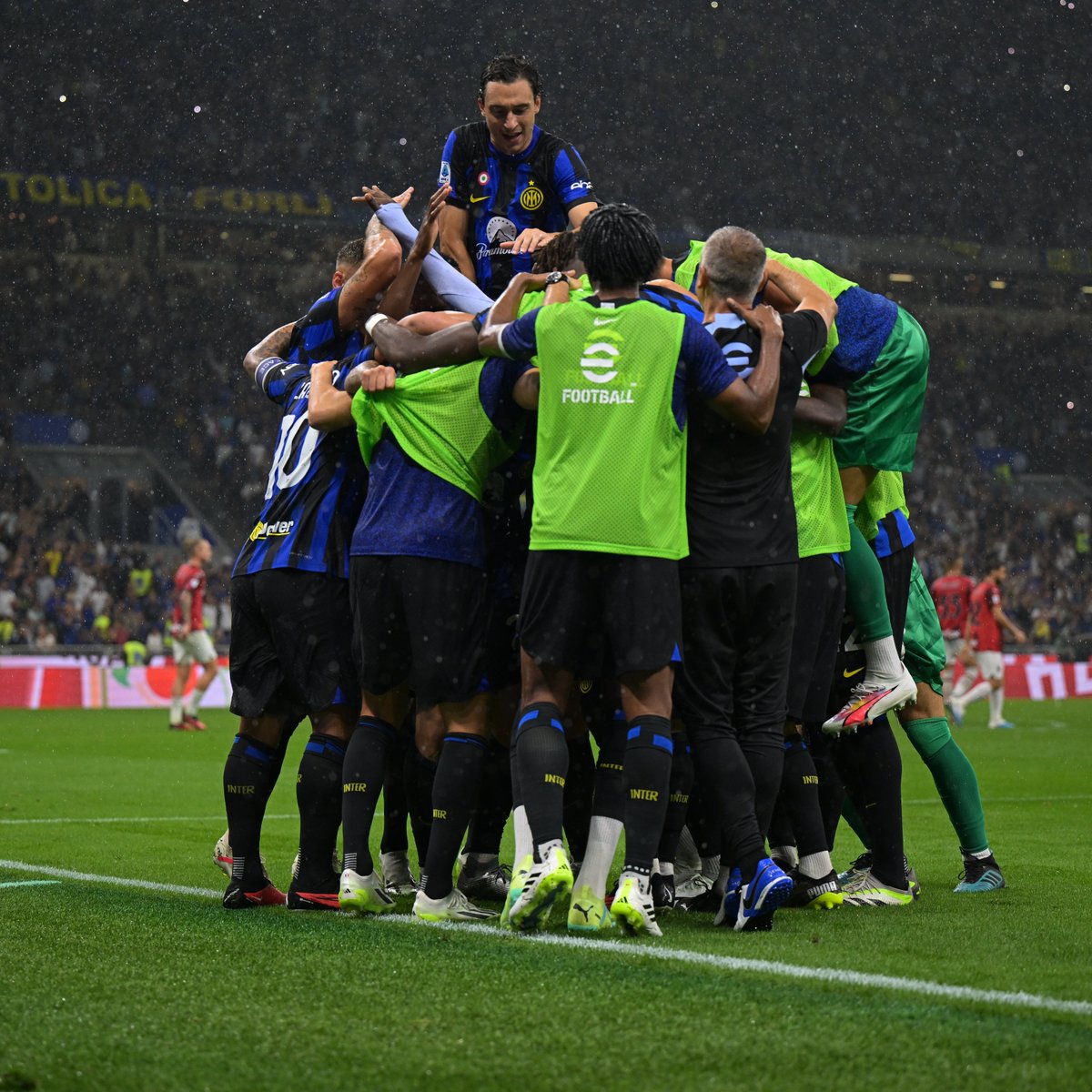 Inter's tweet photo. Il più grande spettacolo del mondo è in città 🖤💙

#ForzaInter #InterMilan #DerbyMilano https://t.co/P9FFaTJaqM