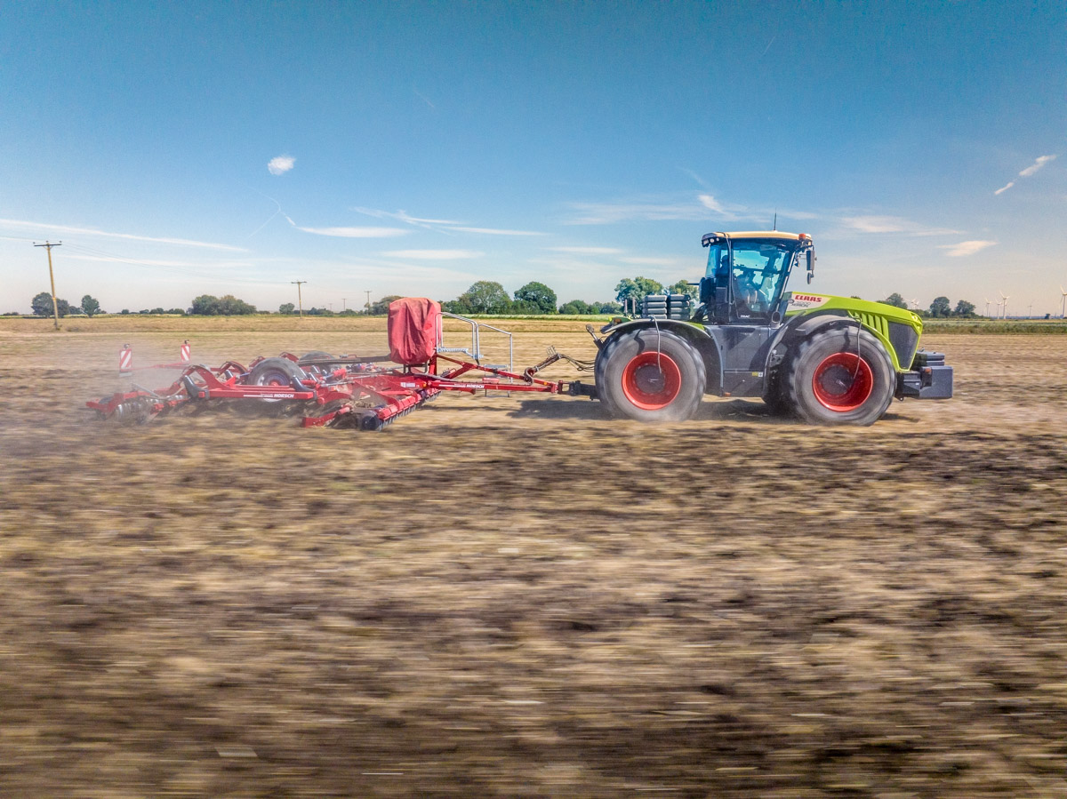 RockscapeCrowle's tweet photo. Jonny is back out with the Horsch Terrano doing some primary cultivations ahead of cereal drilling a little bit later in the year. At the same time, we will plant cover crops into land that may be coming into a spring drilled crop next year.

#Rockscape #BritishFarming #LandWork https://t.co/naU30Imwzn