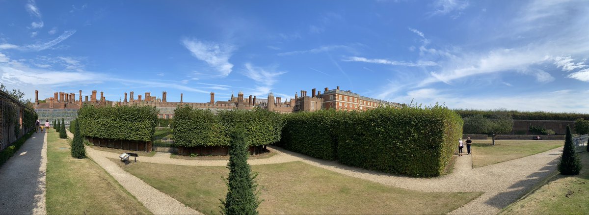 DavidUnderdown9's tweet photo. #UnconfinedWalks more gardens (with #BonusBee ) https://t.co/AduU4tQ6Ee