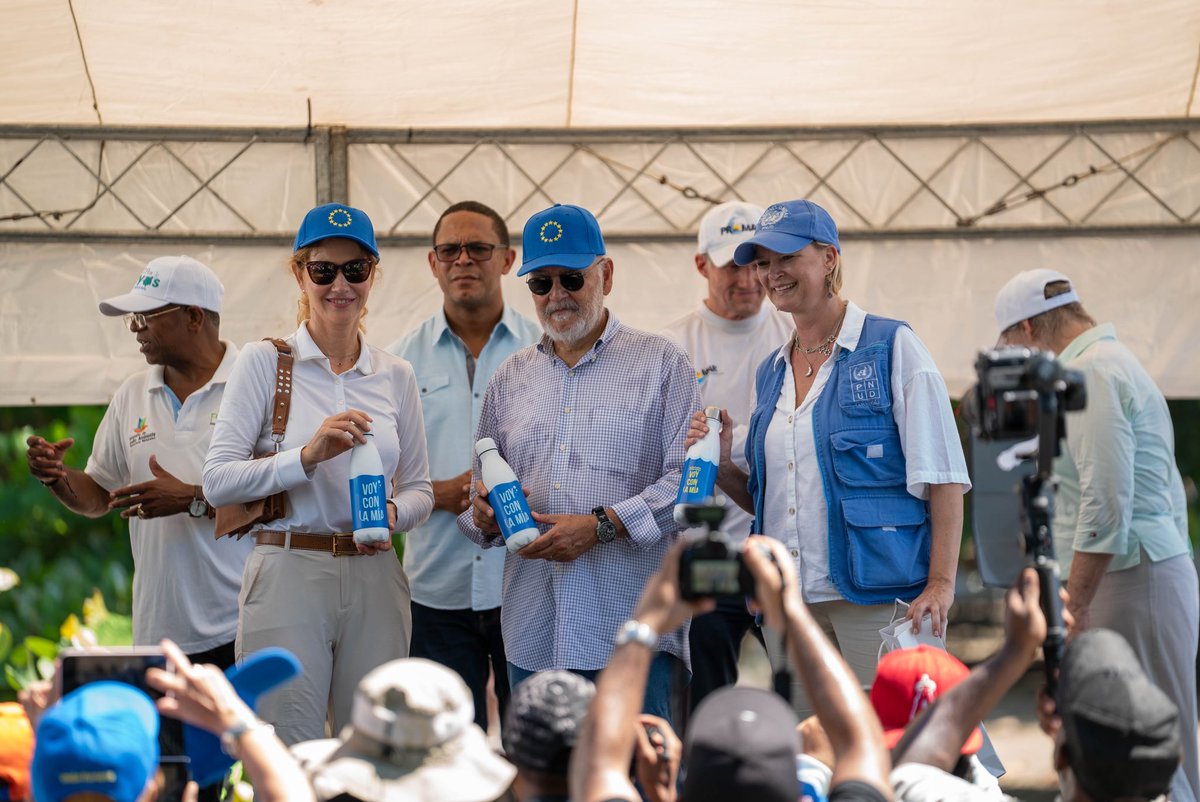 UnionEuropeaRD's tweet photo. La Embajadora Afheldt @EmbUEenRepDom participó hoy junto al Ministro @cearahatton en la jornada de limpieza de playas y costas organizada por @ambienterd @parleyforoceans #Promar
El equipo de la 🇪🇺 participó en la jornada nacional en el marco de la campaña #EUBeachCleanup https://t.co/ZRKVB3u6yo