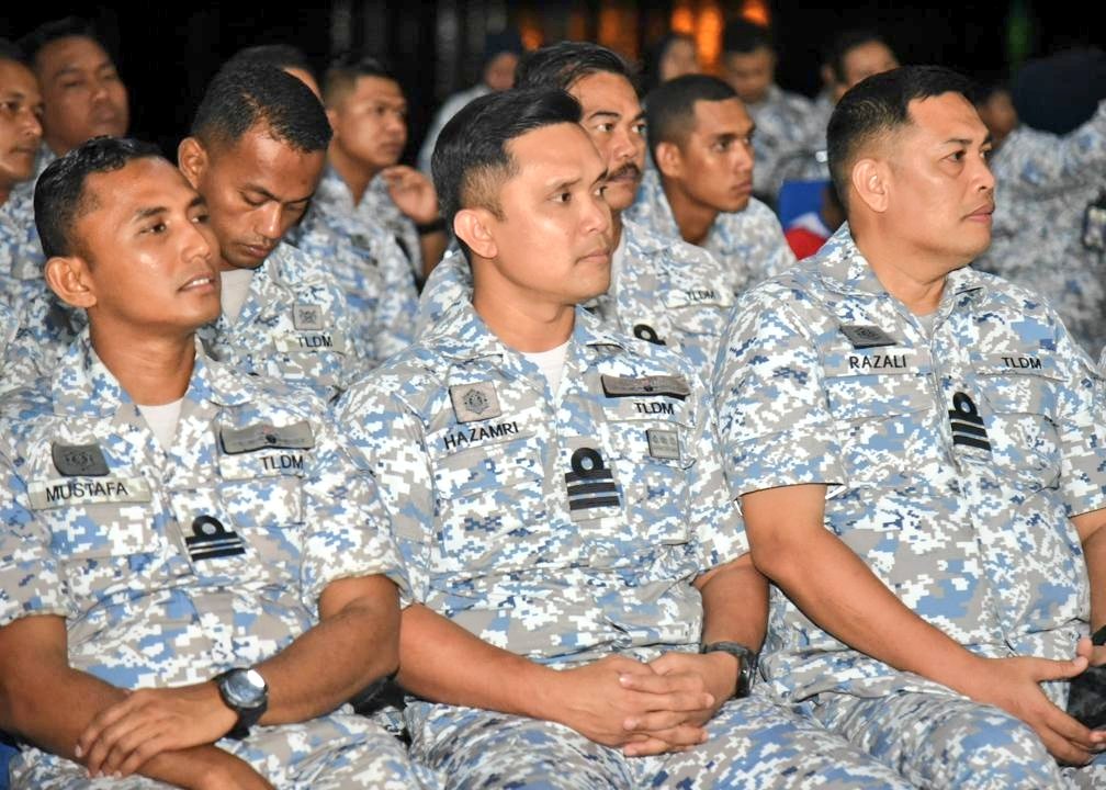 MPA_Timur's tweet photo. #BaKaKAT23 

Ceramah Perdana bertajuk Pengorbanan &amp; Penghijrahan, Semangat Merdeka dan Perjuangan Tentera oleh tetamu istimewa, Tuan Haji Mohd Fauzi Mustaffa menghiasi malam pertama karnival ini. Pengisian rohani ini turut disertai warga yg berkhidmat di kapal.

#NavyNews https://t.co/ty1eGGULBx