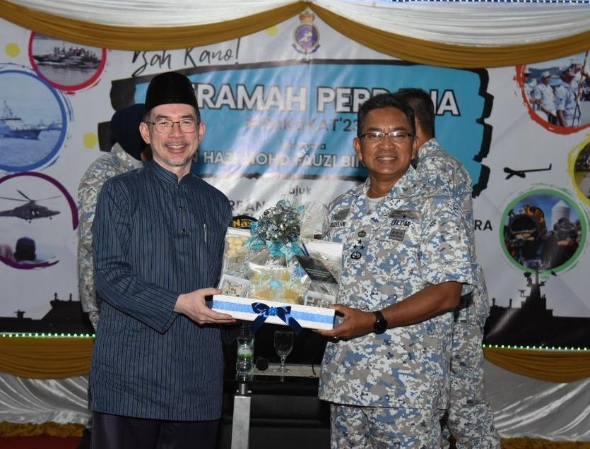 MPA_Timur's tweet photo. #BaKaKAT23 

Ceramah Perdana bertajuk Pengorbanan &amp; Penghijrahan, Semangat Merdeka dan Perjuangan Tentera oleh tetamu istimewa, Tuan Haji Mohd Fauzi Mustaffa menghiasi malam pertama karnival ini. Pengisian rohani ini turut disertai warga yg berkhidmat di kapal.

#NavyNews https://t.co/ty1eGGULBx