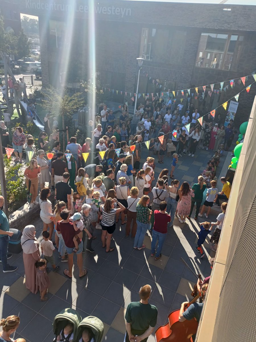Wat een feest vandaag! Officiële opening Kindcentrum Leeuwesteyn met wethouder @lvanhooijdonk die het lintje doorknipte. ✂️ Wat een stralende dag! ☀️ 
#topsfeertje #trots 
#topteam #leeuwesteyn #nieuwbouw #opening #utrechtskindcentrum #ukc #basisschool #kinderopvang