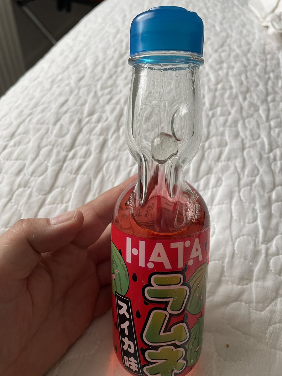 FrauZimmy's tweet photo. Ständig wurde mir dieses Getränk mit der Glaskugel in die Timeline gespült. Ich Opfer habs in nem Japanstore aus Neugier gekauft. Einfach der allerletzte Rotz. #NuckelNuckel #Japanschrott #Scheissdreck #wirsindalleverloren https://t.co/hOvdfWOG53