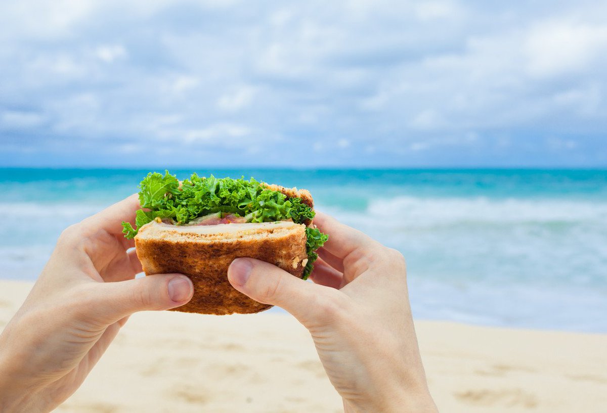 FEVIPAN's tweet photo. 𝗡𝘂𝗲𝘀𝘁𝗿𝗼 𝗺𝗲𝗷𝗼𝗿 𝗰𝗼𝗺𝗽𝗮ñ𝗲𝗿𝗼 𝗽𝗮𝗿𝗮 𝗹𝗮 𝗽𝗹𝗮𝘆𝗮 🌊🏖🥪 

Tú lo sabes y nosotros lo sabemos... el fiel compañero en los viajes de playa es el pan con jamón y queso... aúnque el de salsa rosada con jamón endiablado no falla.

#DíaMundialDeLasPlayas https://t.co/8xB9NNw8R2