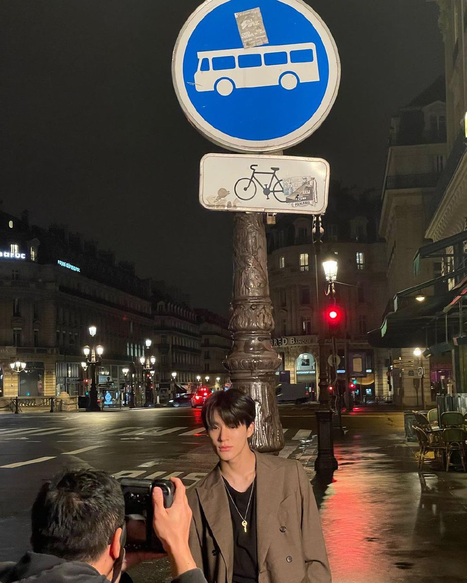 Jenotograph's tweet photo. Capturing a moment amidst the urban symphony, I positioned myself on the side of the city road, embraced by a cascade of sparkling lights. The city seemed to come alive with a vibrant energy, each light a testament to the pulse of life in the metropolis. https://t.co/AjD62GPV3D