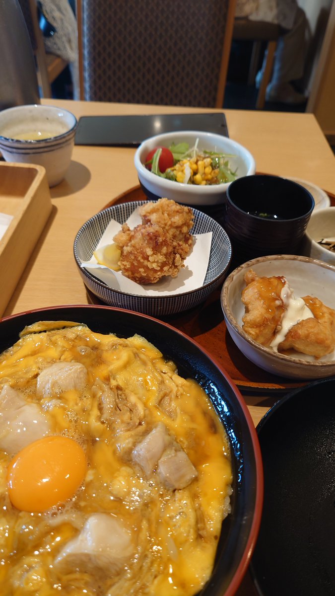 (=゜ω゜)鳥開総本家さんで親子丼欲張り御膳を頂く。見てくれ、、親子丼の上に卵がさらに乗ってるぞ、、欲張りすぎて罰当たりそう。あとすげえ美味かった #でらます 