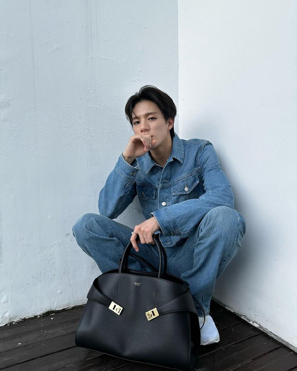 Jenotograph's tweet photo. Embodying the epitome of sophistication and elegance, I proudly promote the luxurious black bag by Ferragamo. Crafted with meticulous attention to detail, this accessory epitomizes the perfect blend of functionality and style. https://t.co/6isCfM0KZB