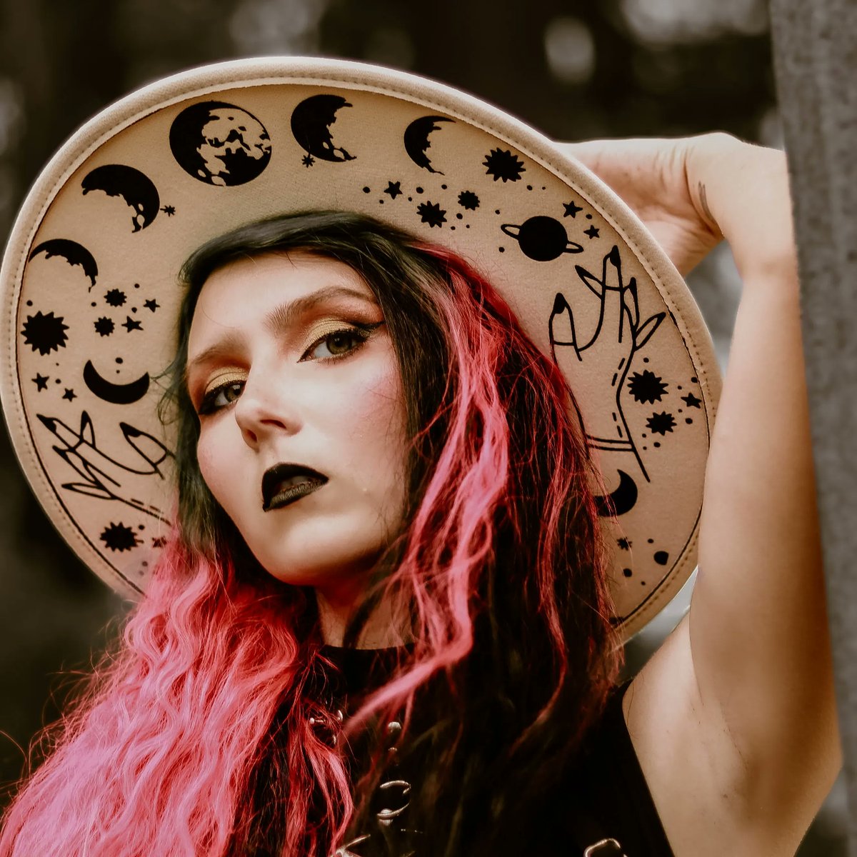 Faeriemagazine's tweet photo. Embrace your power through McIntosh Designs’ embellished #witchy #fedoras. Offering exclusive hats for everyday wear in iridescent, glow in the dark, and many other enchanted styles. You can also custom make your own. Come and explore! https://t.co/ZmHRa4rjTC https://t.co/9cufqZEEXT