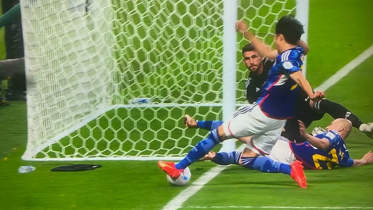 I_amShiti's tweet photo. VAR is full of double standards. Explain to me how one is a ball in play and the other one is out of play! This is an agenda against Manchester United https://t.co/IL1FicgYbd