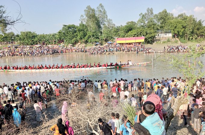 দু’প্রান্তে প্রায় লক্ষাধিক দর্শক, সরিষাবাড়ীতে উৎসবের আমেজে নৌকা-বাইচ