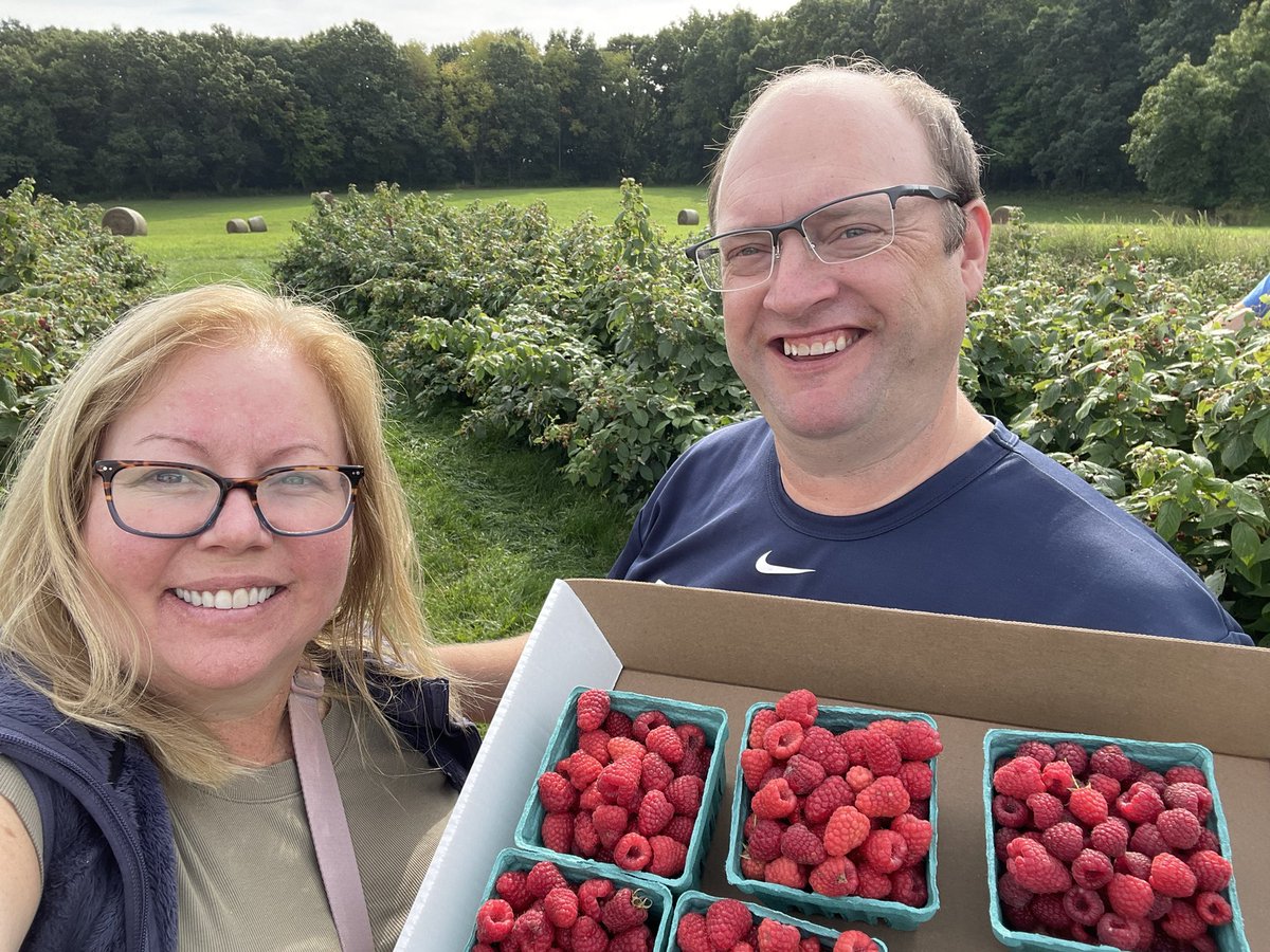 MelissaJoyCFP's tweet photo. Raspberry picking.
#forcedfamilyfun https://t.co/N8dWGqftQW