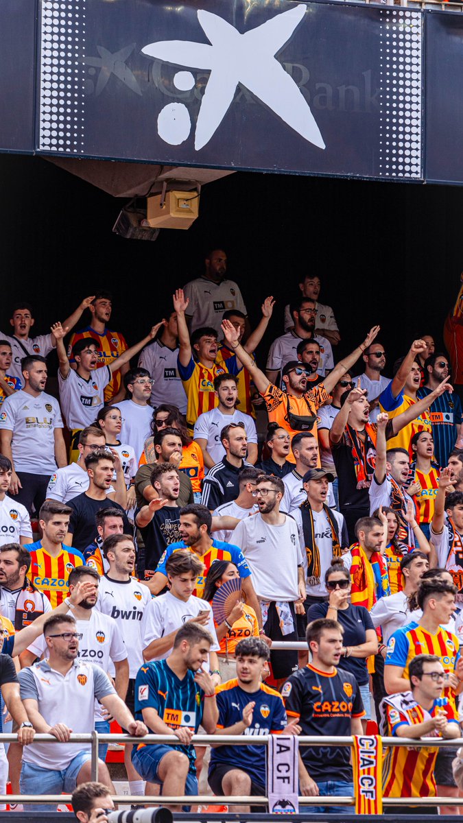 valenciacf's tweet photo. 45.300 espectadores hoy en Mestalla 👏👏👏

GRÀCIES, AFICIÓ!

#ValenciaAtleti 🦇🔴⚪
#ADNVCF https://t.co/MPjg9UY02R