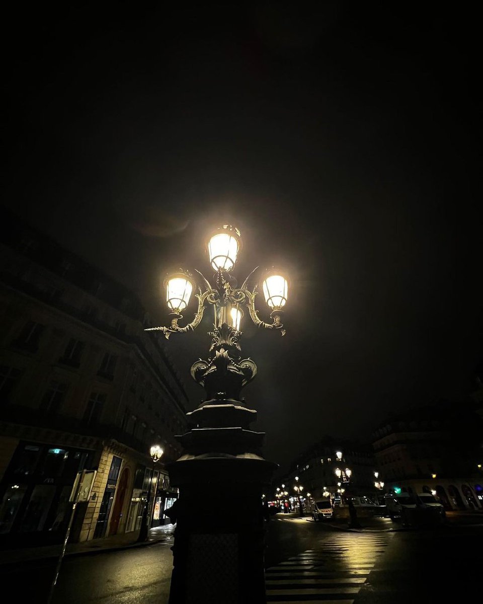 Jenotograph's tweet photo. The flickering glow outlines the silhouette of towering buildings and bridges, casting enchanting reflections on the rippling river. The city lights are not merely a collection of luminous bulbs; they are a testament to human ingenuity, creativity, and the undeniable allure. https://t.co/f11ftUXZIS
