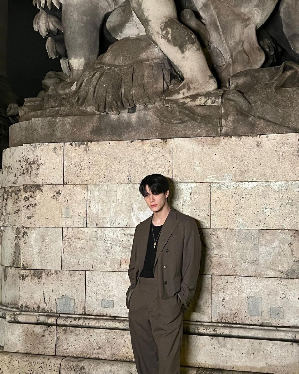Jenotograph's tweet photo. The interplay of light and shadow added depth to the intricate details. Amidst the quietude of the night, amidst these stunning carvings, I felt a profound connection to the city's artistic legacy, translating that connection into a visual narrative for the world to appreciate. https://t.co/PeZ6G7rK2p