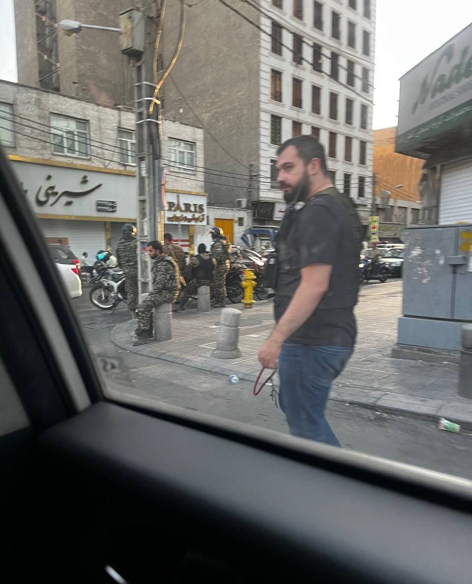 IranNewsAgency0's tweet photo. هم اکنون این مزدور لباس شخصی به همراه تعداد دیگری از مزدوران، نبش چهار راه خیابان اسدی در خیابان ستارخان و آریاشهر تهران حضور داره و برای مردم ایجاد مزاحمت کرده است و تهدید می‌کند. 
#مهسا_امینی
#ما_میبینیم https://t.co/csYShaWrwX