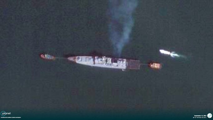 ClaquerClaquere's tweet photo. Und hier liegt die russische Fregatte #AdmiralMakarov“ im Hafen von Sewastopol. Das Foto entstand am 15. September, der Angriff darauf erfolgte am 14. – es wurde von Schleppern einen Tag lang in den Hafen geschleppt, ebenso wie das russische Raketenschiff #Samum“. https://t.co/if84PjgpEz