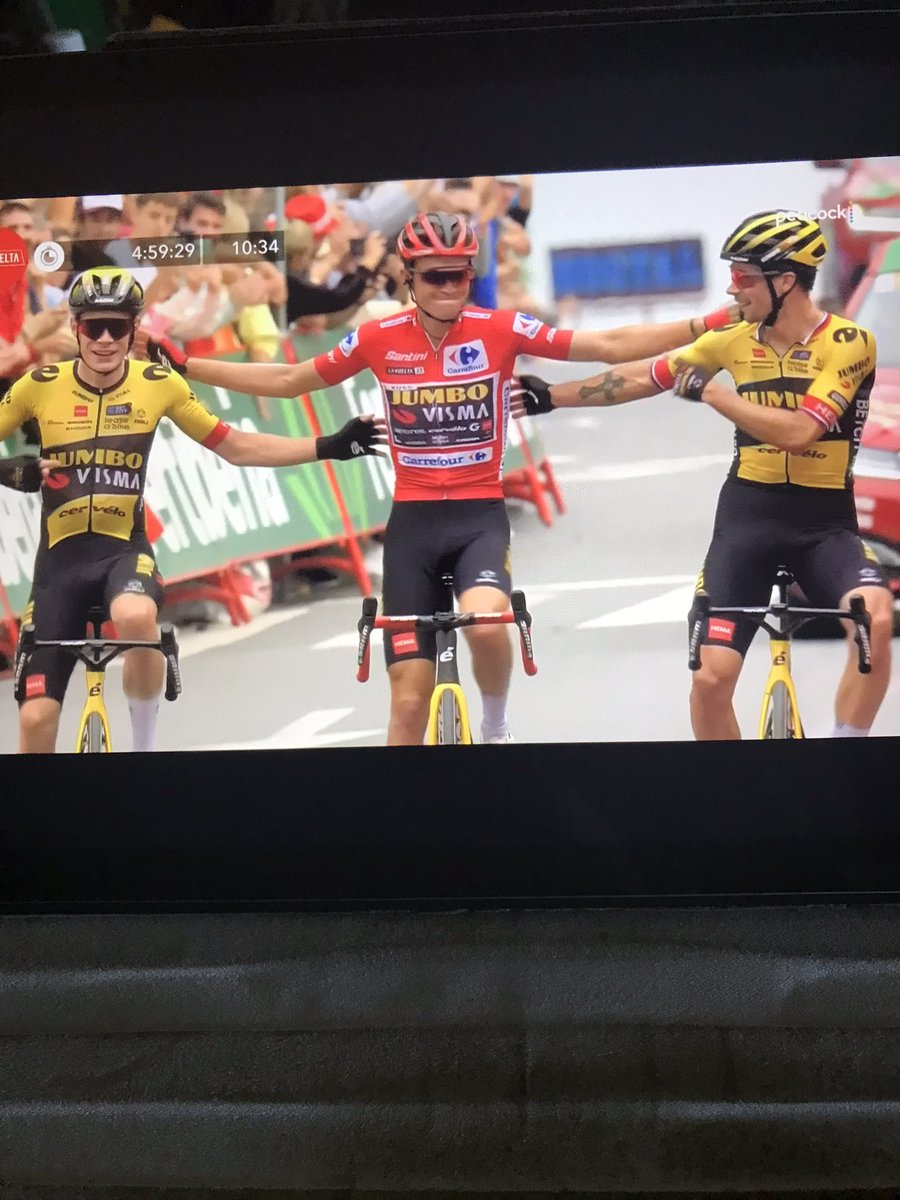 spinning_will's tweet photo. INCREDIBLE!!! #JumboVisma One of the greatest team and individual accomplishments I’ve ever seen. Sepp Kuss is your #Lavuelta23 champion flanked by 2 other great cycling champions. #Vingegaard #Roglic WELL DONE #DURANGOKID INCREDIBLE! #SEPPKUSS 🚴🦅🚴 https://t.co/PWnaTyVnHh