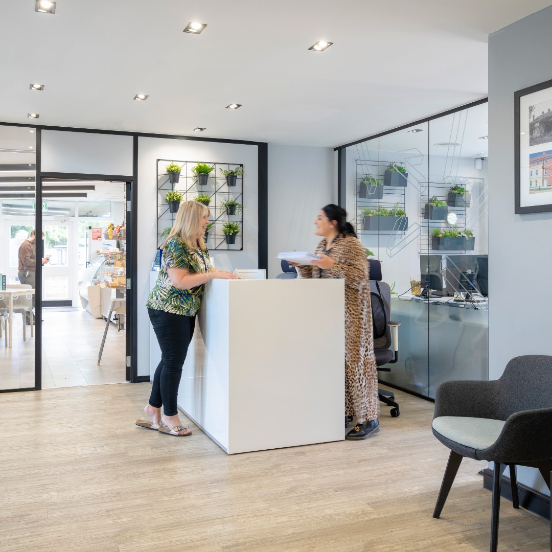 Are you looking for an inspiring workspace to unleash your creative potential? Check out our modern co-working space for professionals, complete with flexible workspaces, free wifi, and inspiring vibes. #Collaboration #Inspiration #Flexibility #Coworking #WorkLifeBalance