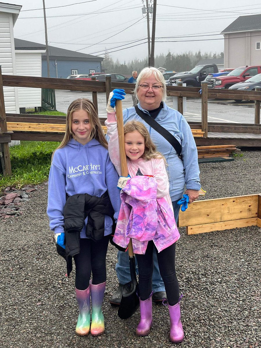 andreancummings's tweet photo. A little rain didn’t stop us from planting 173 Trees today! Thank you to all the volunteers who made this possible #TDTreeDays #TDReadyCommitment https://t.co/PCpaipOpL0