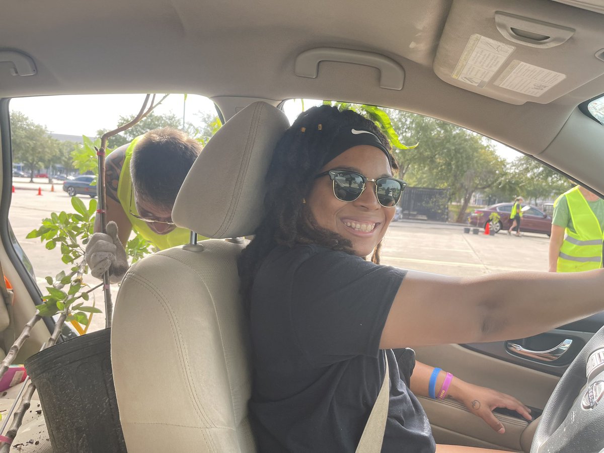 montoyatrev24's tweet image. Saturday morning trip to the Tree Giveaway to pick up trees for @GrayES_AISD gardens. 🌳💚
@LAshley2016 @HoosTeaching 
#FindTheGood #LearningisanAdventure