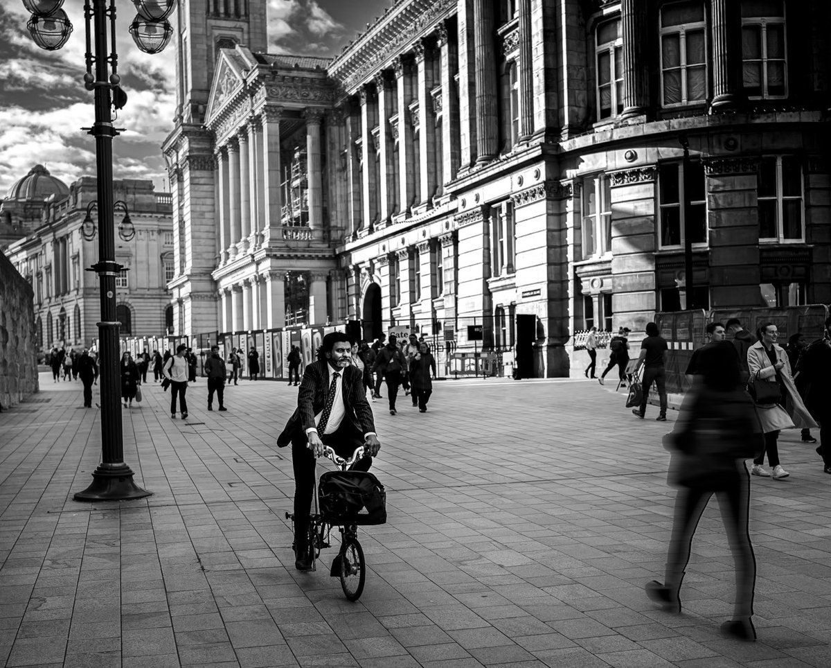 Birmimgham England. 

#streetphotography #cycling #architecture #streetlife #streetsshared #mono #bnw #bw #photograghy #birmimgham #myview #lensbible #sonyalpha #35mm