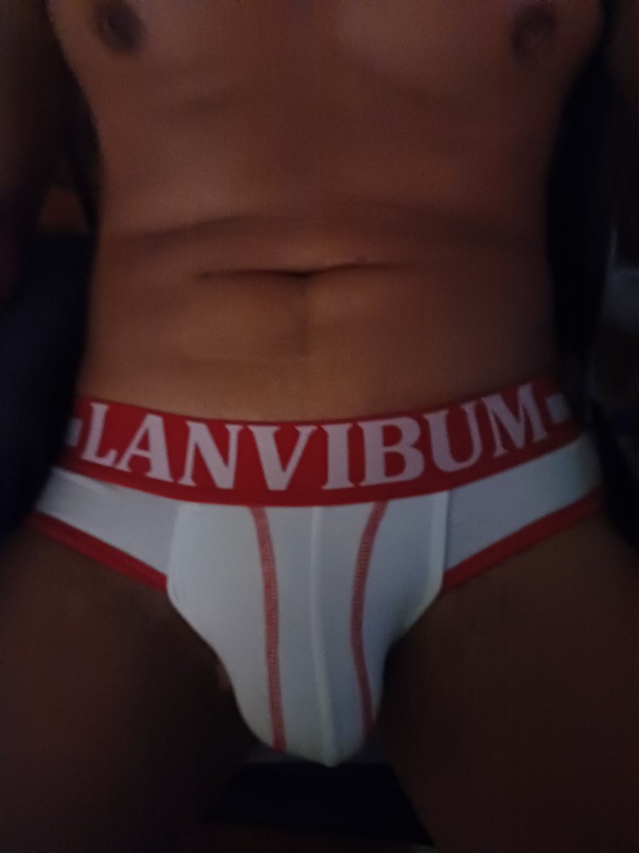 朋友說穿白色三角露出屌包很性感，是真的嗎？