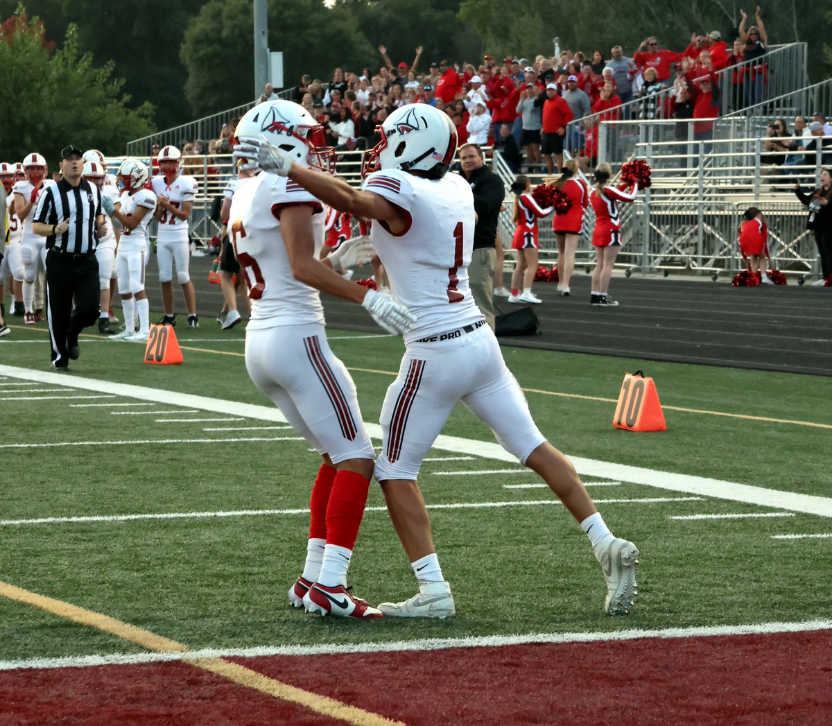 NickLSports's tweet photo. The Lakers got the win over Fergus Falls in dominating fashion. The offense found success on the ground and through the air. The defense sprinkled in a couple of INTs while the Otters struggled all night. DL has now outscored their opponents 100-52.

📰https://t.co/H10C6W2NzR https://t.co/SBdPr4x0ma