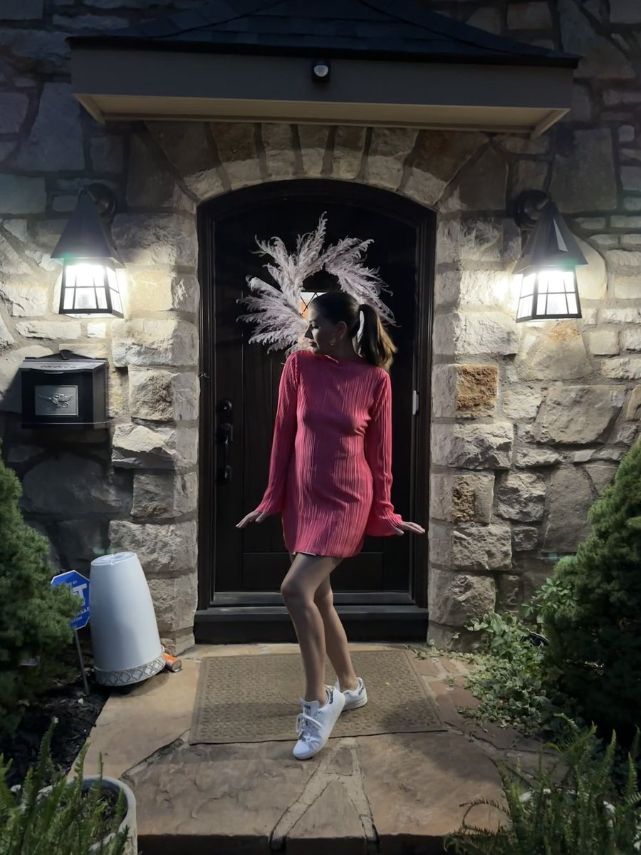 FoggyAtoms's tweet image. Unique events require unique outfits. And it was fun finding the outfit. 😜🤷‍♀️ #brokenfootsucks #madeitwork #mixnight @Philbrook