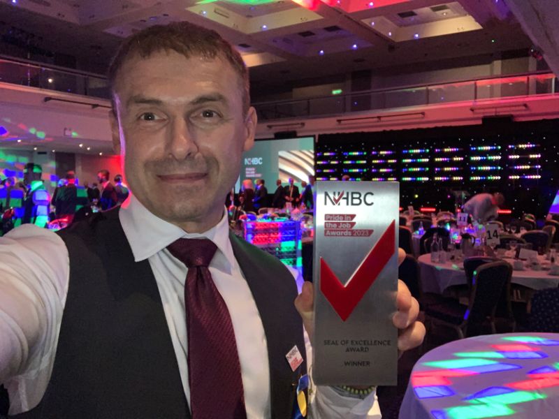 Well done to Valentyn Samchuk, site manager at Bridgeside Walk, Rochester in our Kent region for winning a @NHBC Seal of Excellence Award. 👏🏻👏🏻 #NHBCPiJ #Award #MakingVistry