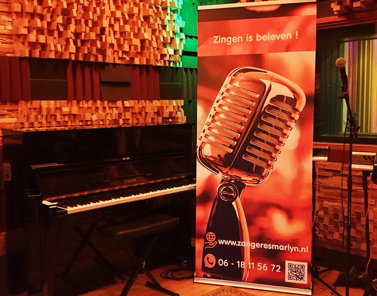 musicbymarlyn's tweet photo. Muziek is een moment van verbinding.
In het dagelijks leven geef ik zangondersteuning aan talenten, die ik kan helpen hun stemgeluid verder te ontwikkelen. 

Mijn passie voor zang stelt me in staat mijn ervaring en kennis over te dragen, en deelnemers te motiveren.

#ondernemen https://t.co/Y7AdZSfM22