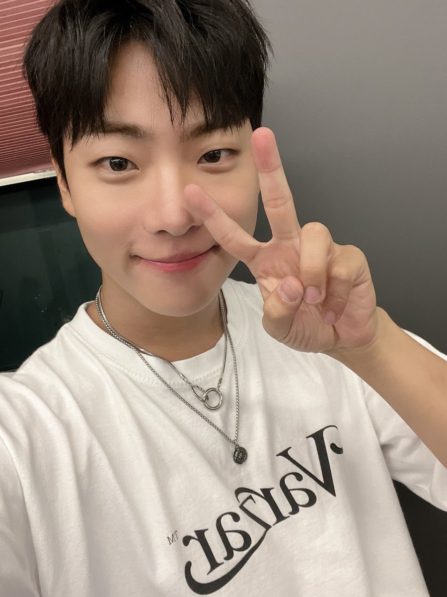 ONF_members's tweet photo. [#이션] 오늘도 고생했다🧡 https://t.co/dzn8AHRILk