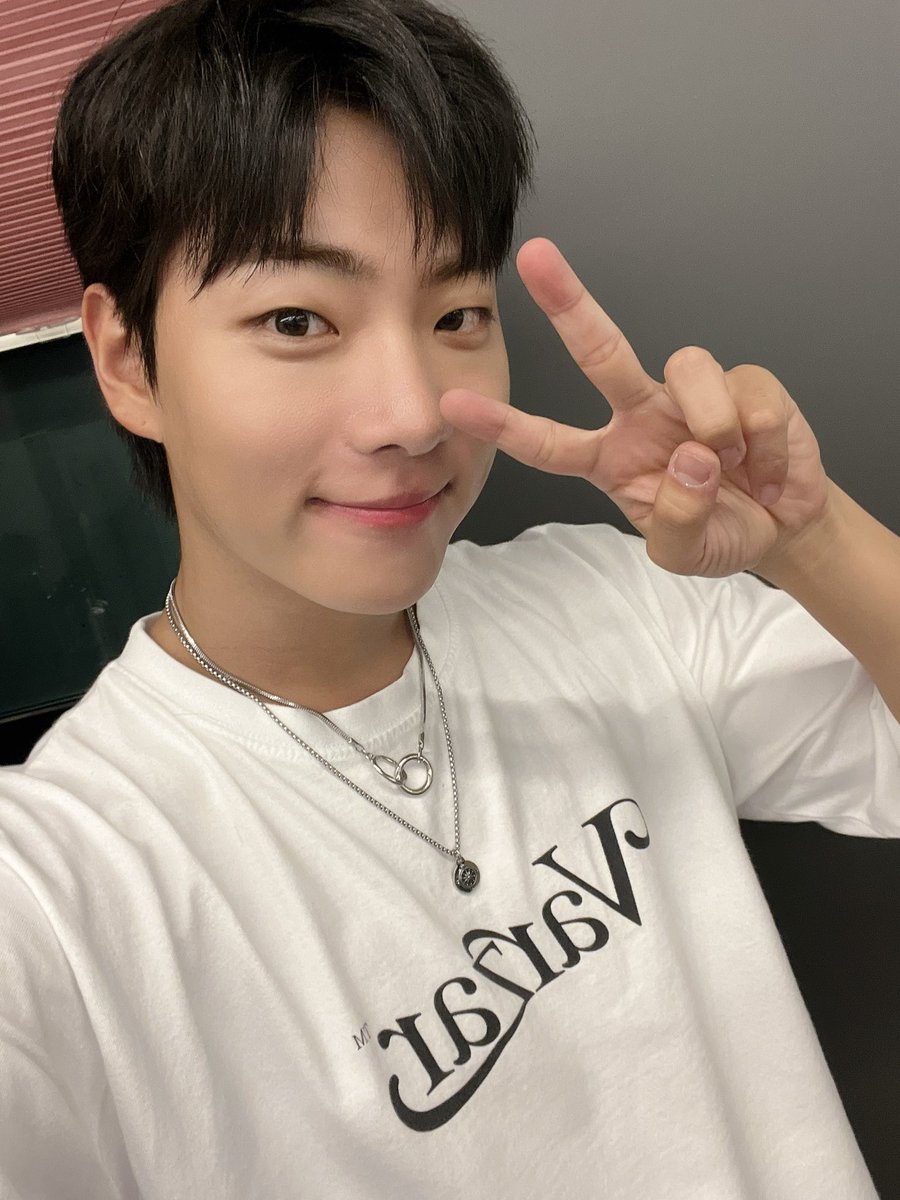 ONF_members's tweet photo. [#이션] 오늘도 고생했다🧡 https://t.co/dzn8AHRILk