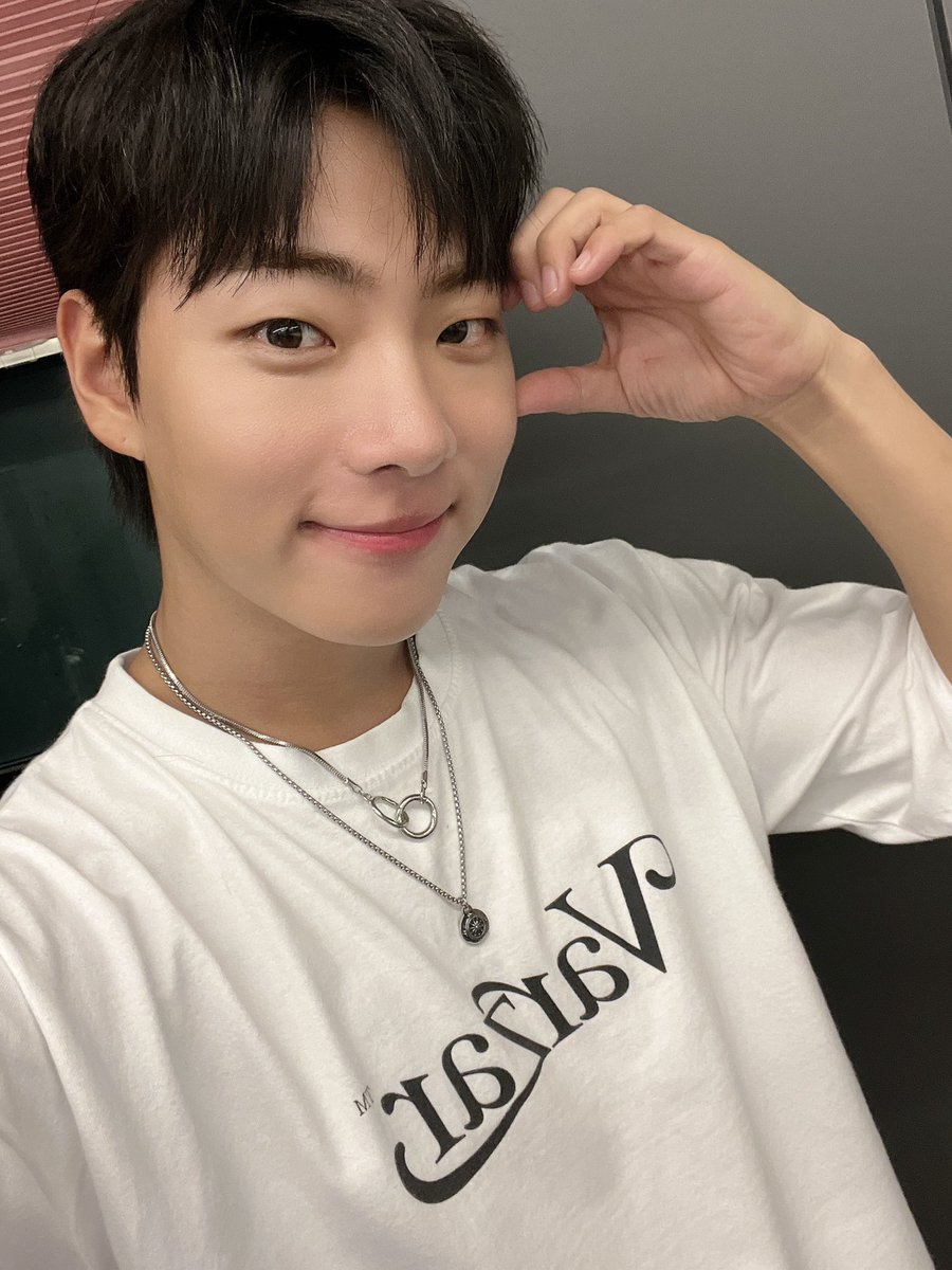 ONF_members's tweet photo. [#이션] 오늘도 고생했다🧡 https://t.co/dzn8AHRILk