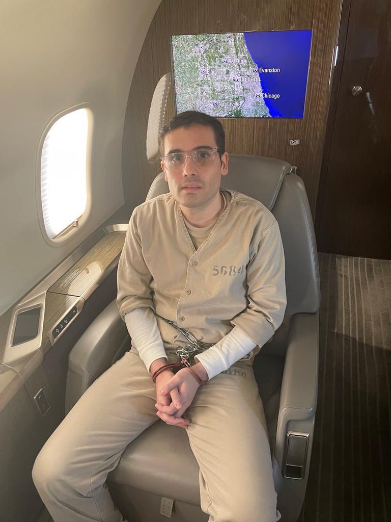 Filtran Foto de Ovidio Guzman esposado arriba del Avión rumbo a Estados Unidos.

En la foto se puede apreciar que va temeroso sabiendo que todo se ha acabado. No hay mas por hacer.

NOTA EN ELENLACE; narcoenmexico.com/2023/09/filtra…