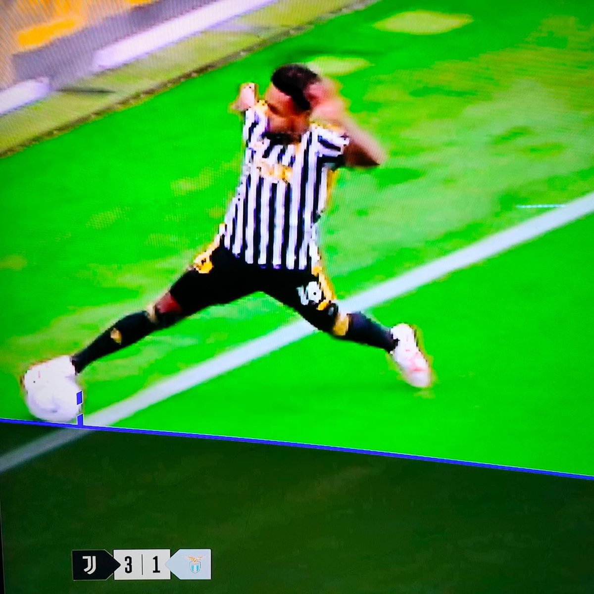 SalJ80's tweet photo. Palla in campo. Ora potete tornare a pascolare i cinghiali..
#juventus https://t.co/FUymX5jlEb
