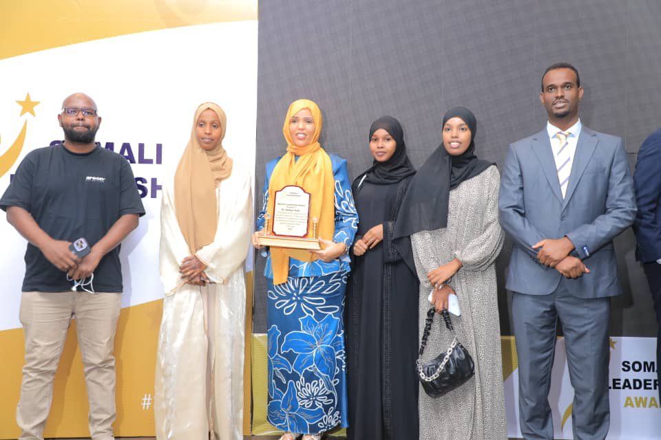 Honoring Excellence! 
Prof. @DrSadiyoSiad the visionary Chancellor of Hano Technical University & @HanoAcademy, shines brightly as a recipient of the prestigious Somali Leadership Awards. Her unwavering dedication to education & youth empowerment inspires us all #LeadershipAwards