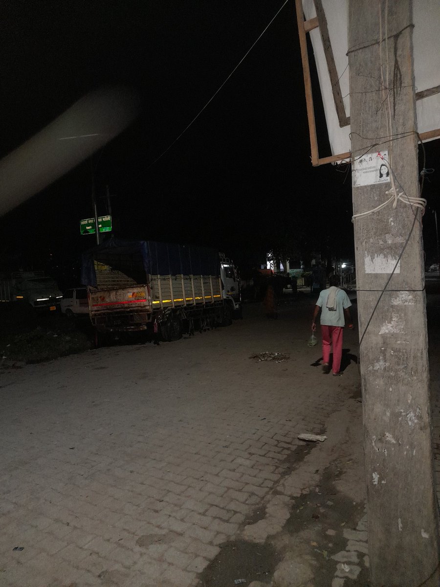 DelhiSkill's tweet photo. @UPPCLLKO @MVVNLHQ @SdoTownsitapur सीतापुर जिले की महोली तहसील के अंतर्गत आने वाले स्टेशन रोड पर बिजली का खंबा यह जर्जर हालत में लगा है हजारों की संख्या में लोग निकालते हैं किसी दिन भी घटना हो सकती है कृपया संज्ञान में लें और साथ ही साथ वहां पर सब्जी मंडी भी है @homeupgov https://t.co/N6N7lKbNCR