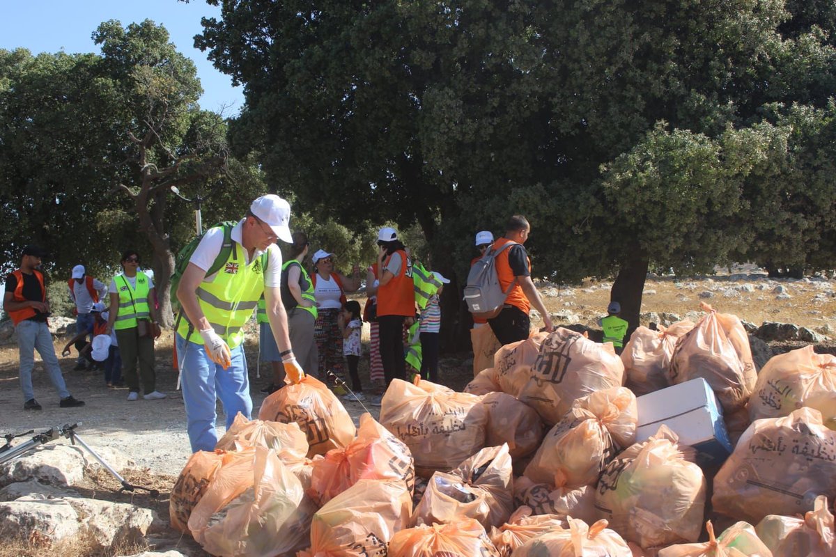 UKinJordan's tweet photo. في يوم النظافة العالمي، انضم موظفو السفارة البريطانية في عمان بالتعاون مع جمعية وادي لتنمية النظم البيئية المستدامة ومؤسسة أهل البلد إلى الجهود العالمية لحملة “Lets Do it World” وقاموا بتنظيف غابة 🌳 في محافظة السلط.

معًا، يمكننا أن نجعل كوكبنا 🌎 أكثر صحة ونظافة✨. https://t.co/SsefXN5Rve